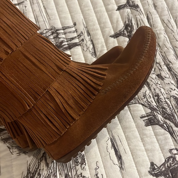 Minnetonka 5 layer fringe moccasins - Picture 10 of 14